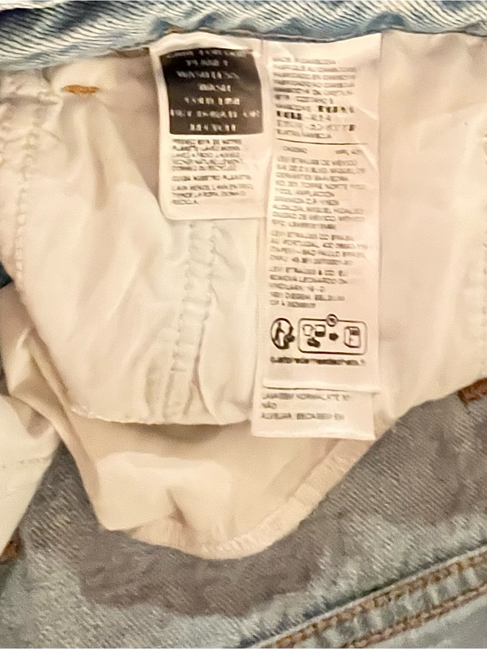 Levi's- Baggy Relaxed Fit Light Wash Jorts. Size: 30 - Picture 9 of 9